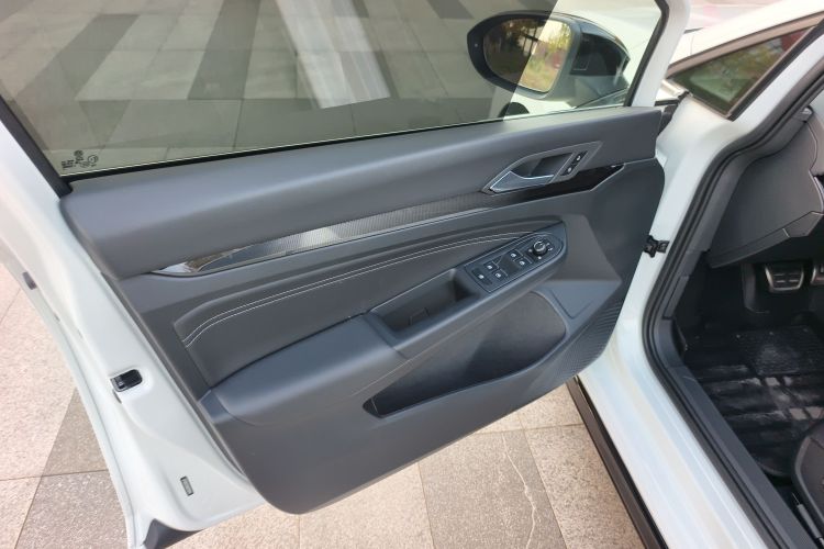 Volkswagen Golf 2021 car image #11