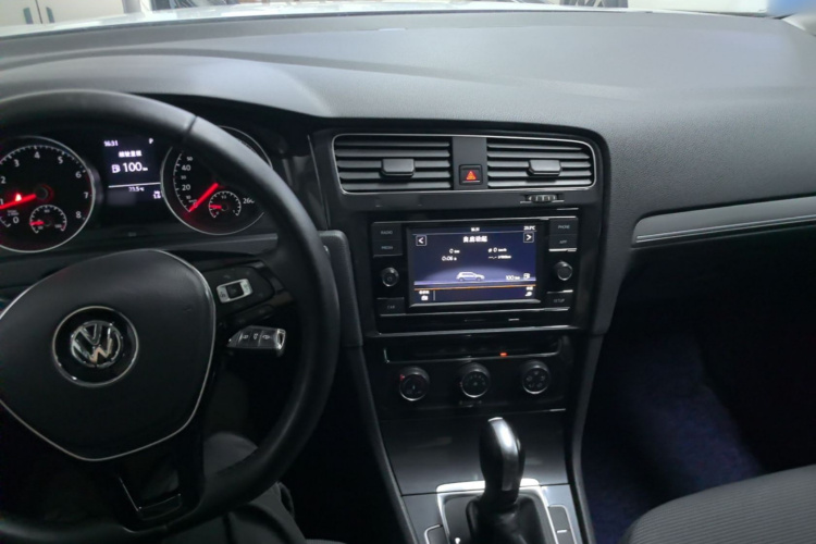 Volkswagen Golf 2018 car image #10