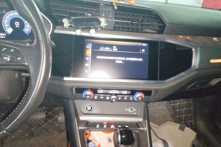 Audi Q3 2021 car image #13