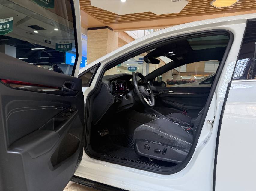 Volkswagen Golf 2022 car image #6