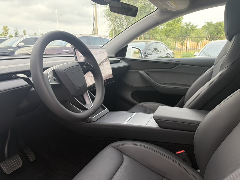 Tesla Model Y 2025 #4 Tesla Model Y 2025 car image #4