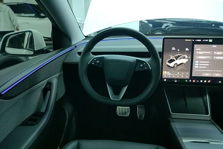 Tesla Model Y 2025 car image #11