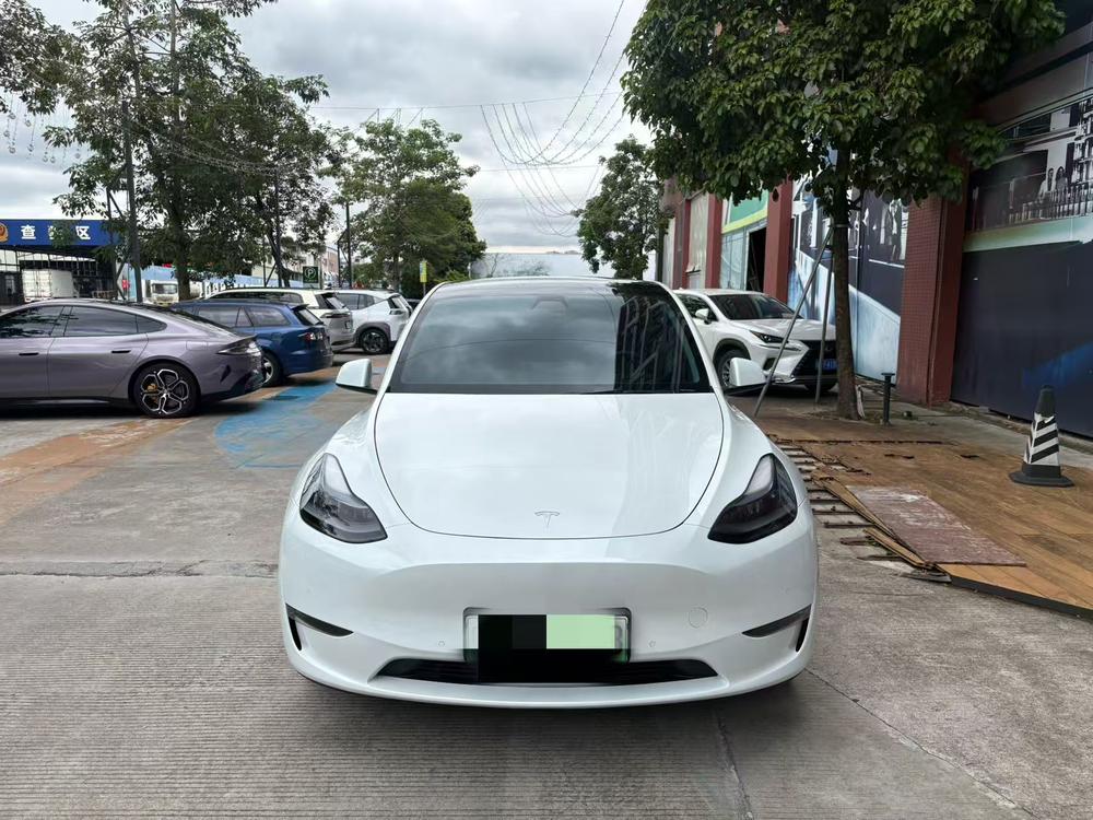 Tesla Model Y 2023 car image #2