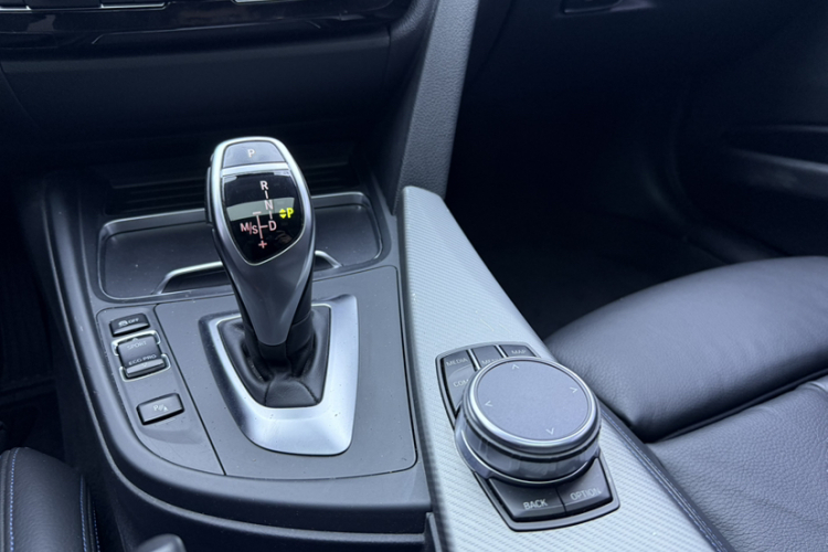 BMW 3 Series 2018 car image #13