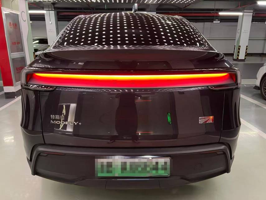 Tesla Model Y 2025 car image #2