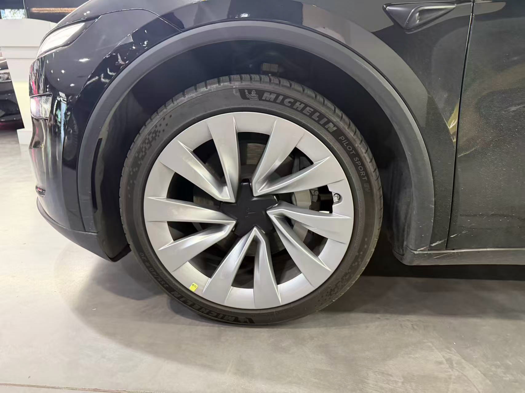 Tesla Model Y 2025 imagen de coche #4