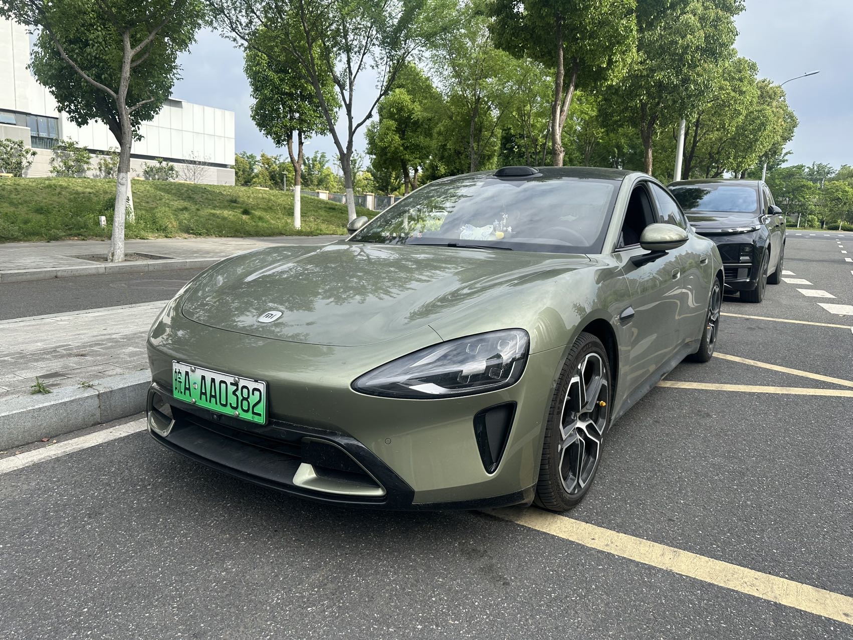 MI SU7 2024 immagine di auto 