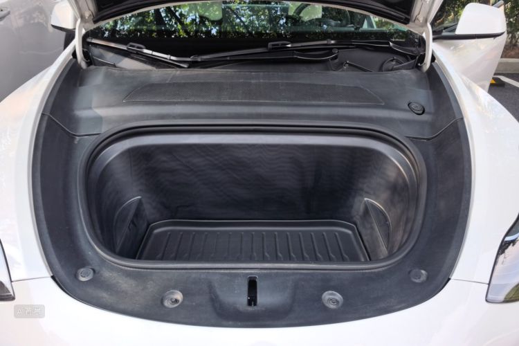 Tesla Model Y 2024 #22 Tesla Model Y 2024 car image #22