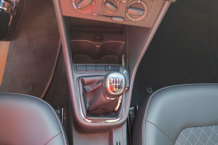 Skoda Rapid 2017 car image #11