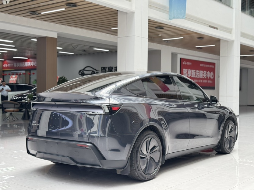 Tesla Model Y 2025 car image #5
