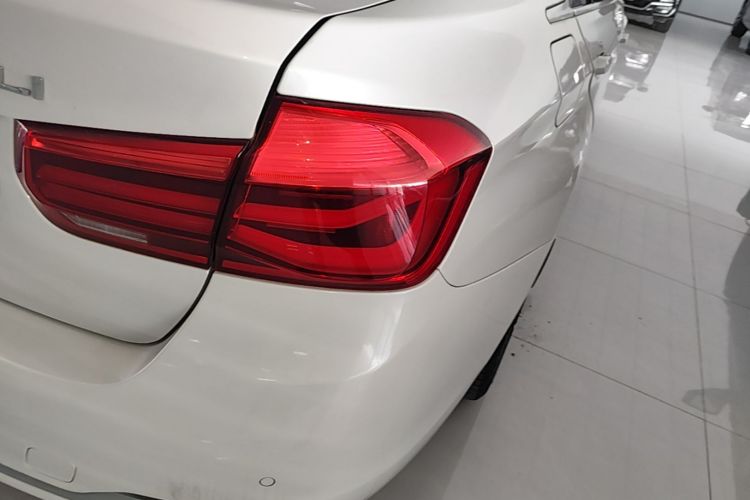 BMW 3 Series 2017 #8 BMW 3 Series 2017 car image #8