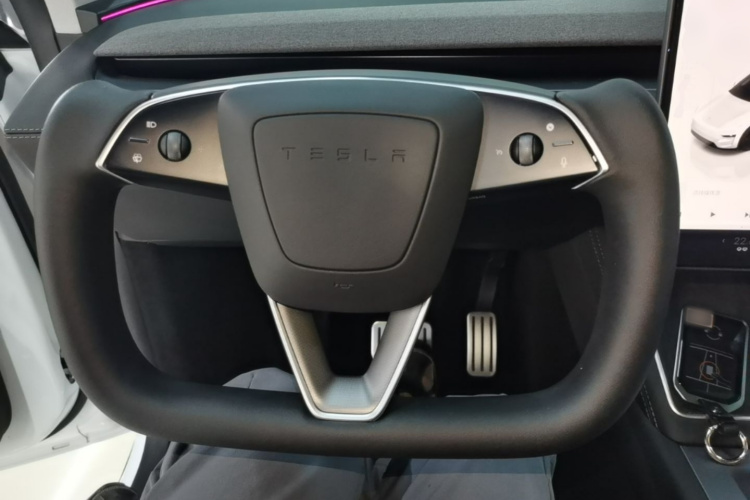 Tesla Model Y 2025 #11 Tesla Model Y 2025 car image #11