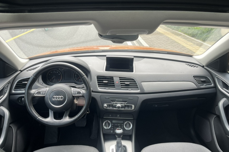 Audi Q3 2015 car image #13