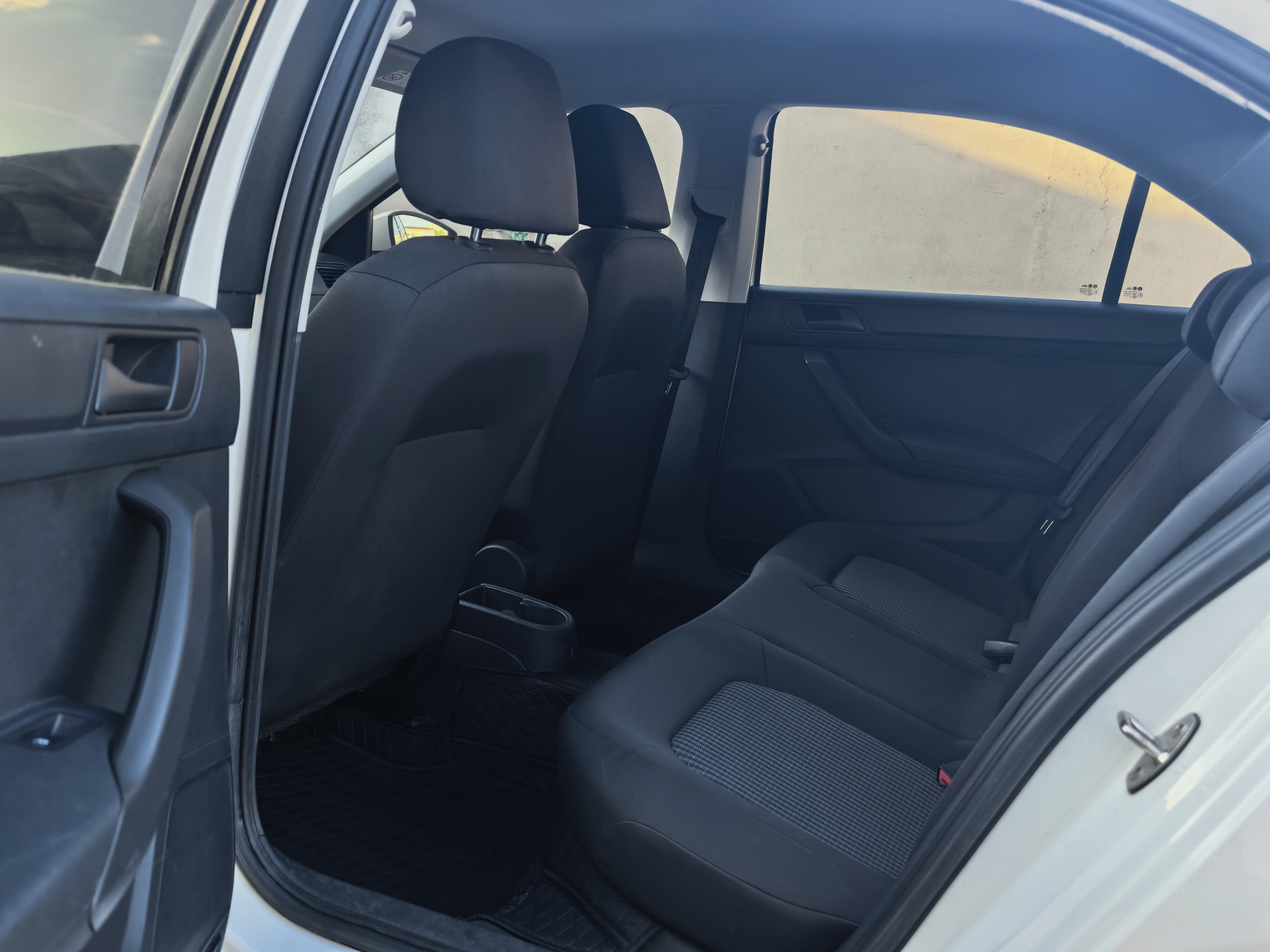 Volkswagen Santana 2018 car image #2
