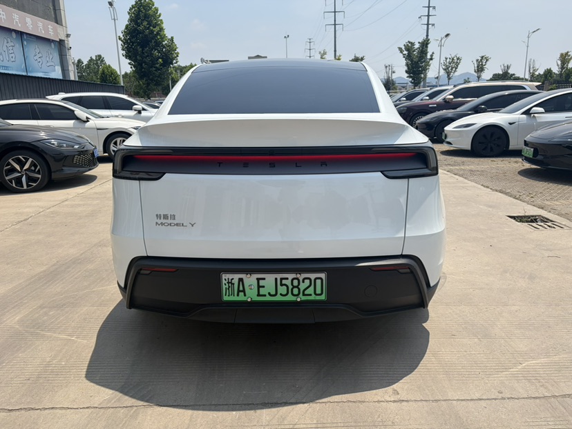 Tesla Model Y 2025 #7 Tesla Model Y 2025 car image #7