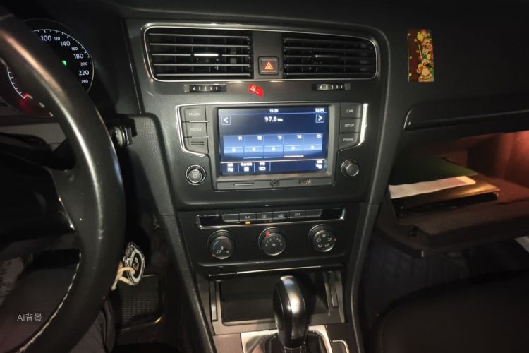 Volkswagen Golf 2017 car image #15