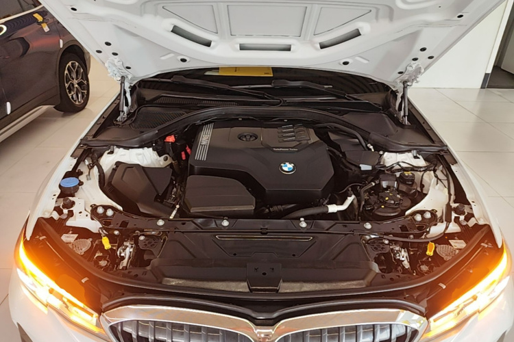 BMW 3 Series 2020 car image #20