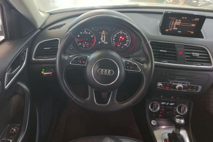 Audi Q3 2016 car image #11