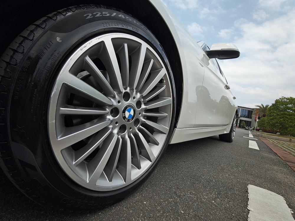 BMW 3 Series 2019 car image #9
