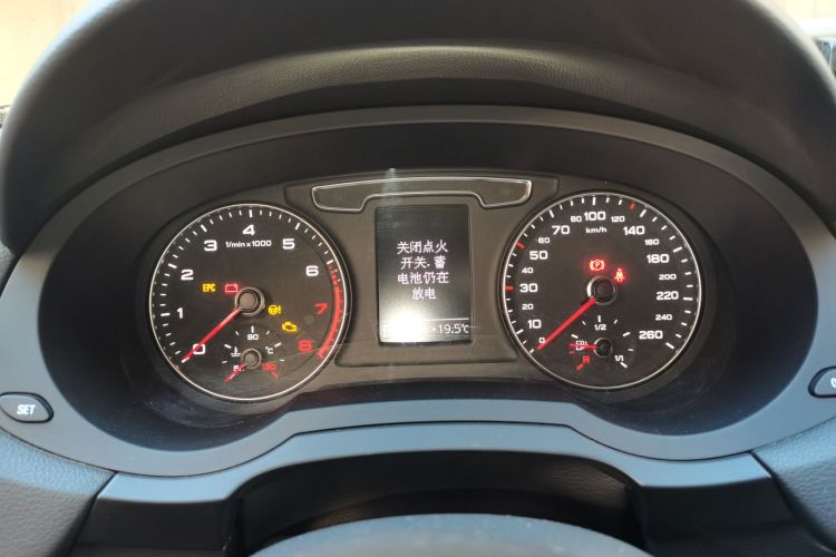 Audi Q3 2019 car image #12