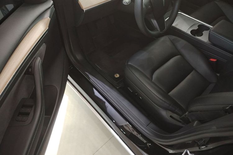 Tesla Model 3 2023 car image #16