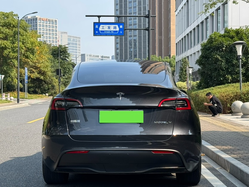 Tesla Model Y 2024 صورة سيارة #9