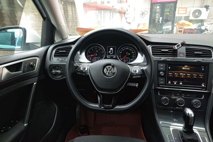 Volkswagen Golf 2019 car image #11