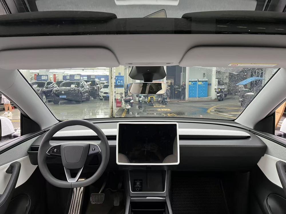 Tesla Model Y 2025 car image #6