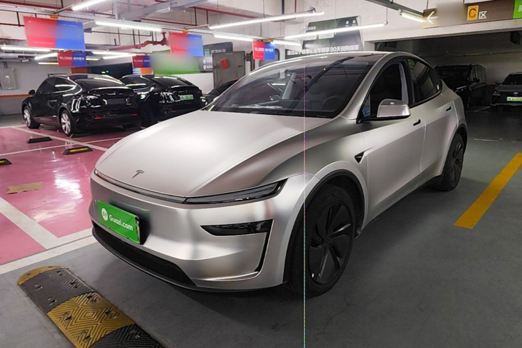 Tesla Model Y 2025 car image #2