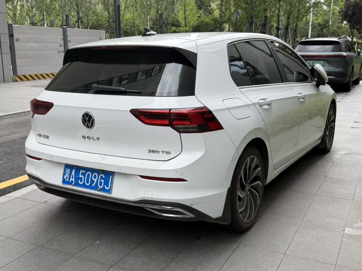 Volkswagen Golf 2022 car image #3