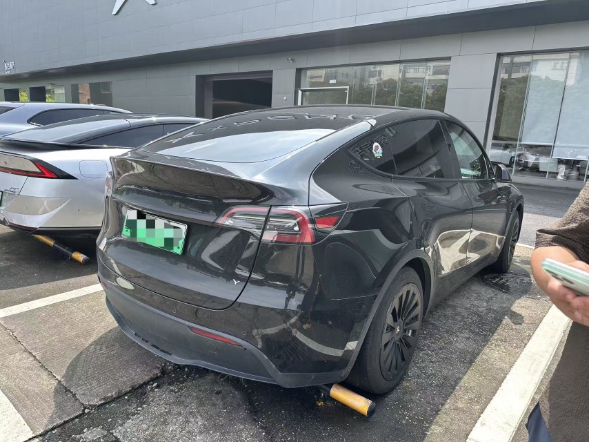 Tesla Model Y 2023 car image #2