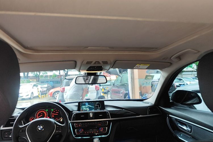 BMW 3 Series 2019 car image #18