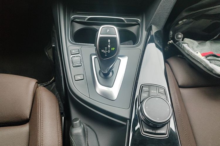 BMW 3 Series 2019 car image #14