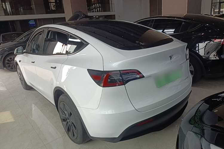 Tesla Model Y 2024 #5 Tesla Model Y 2024 car image #5