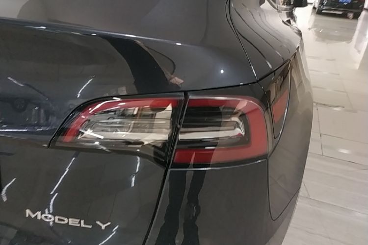 Tesla Model Y 2024 car image #8