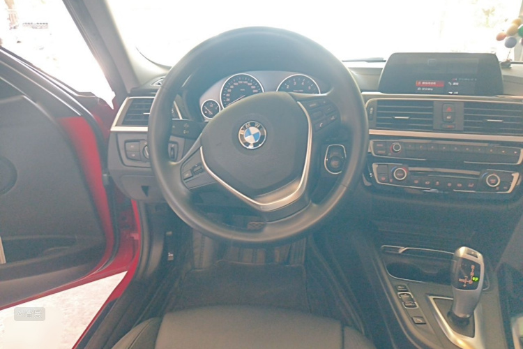 BMW 3 Series 2018 car image #12