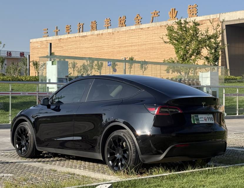 Tesla Model Y 2022 #5 Tesla Model Y 2022 car image #5