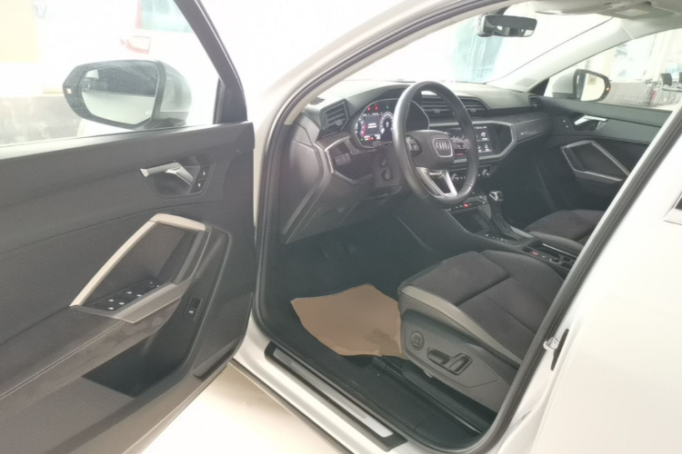 Audi Q3 2022 car image #16