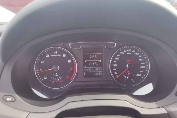 Audi Q3 2017 car image #12