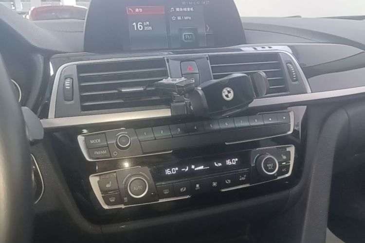 BMW 3 Series 2018 car image #21