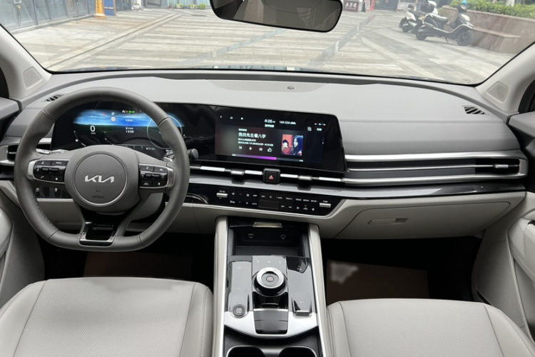 Kia Sportage 2025 immagine di auto #12