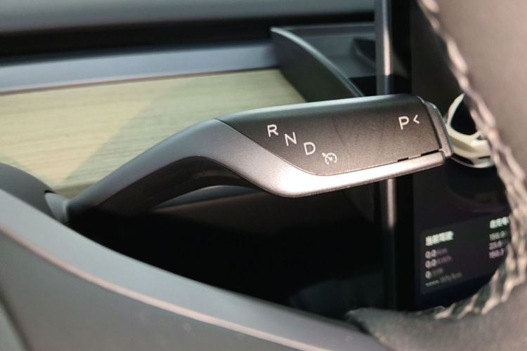 Tesla Model Y 2023 car image #14