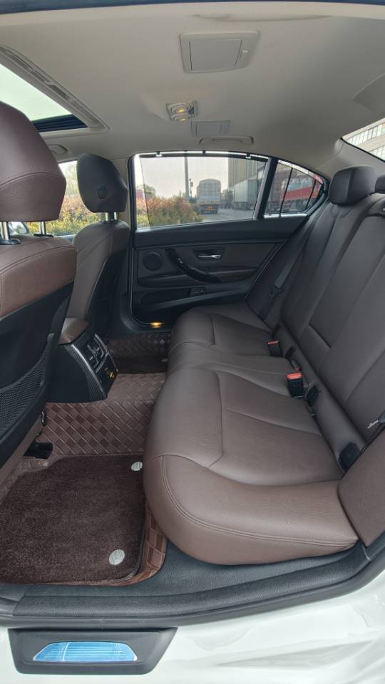 BMW 3 Series 2018 car image #6