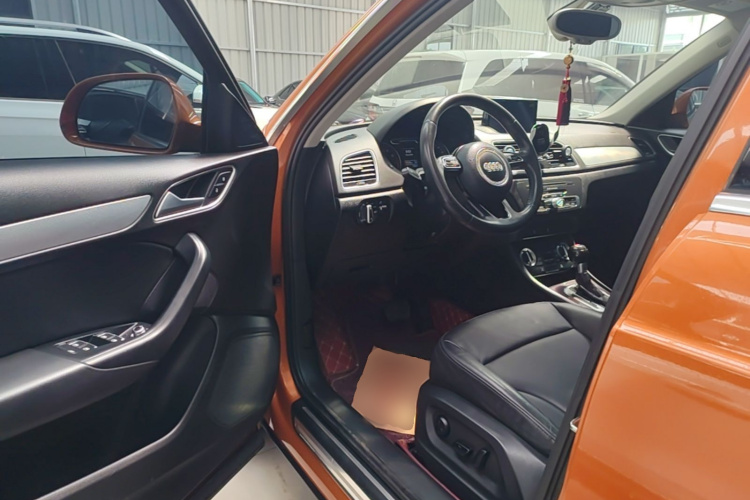 Audi Q3 2015 car image #16