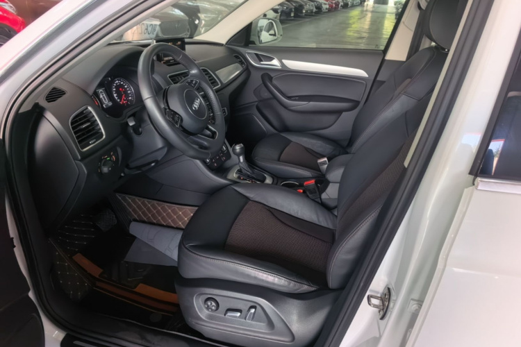 Audi Q3 2019 car image #19