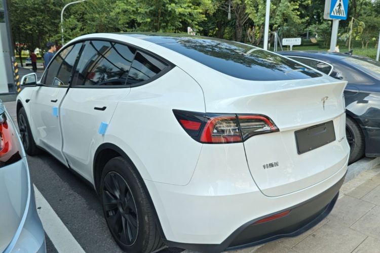 Tesla Model Y 2024 #5 Tesla Model Y 2024 car image #5