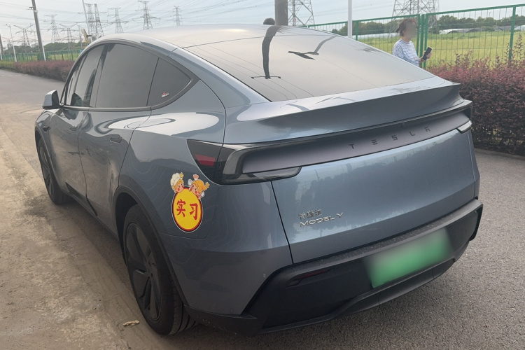 Tesla Model Y 2026 #8 Tesla Model Y 2026 car image #8