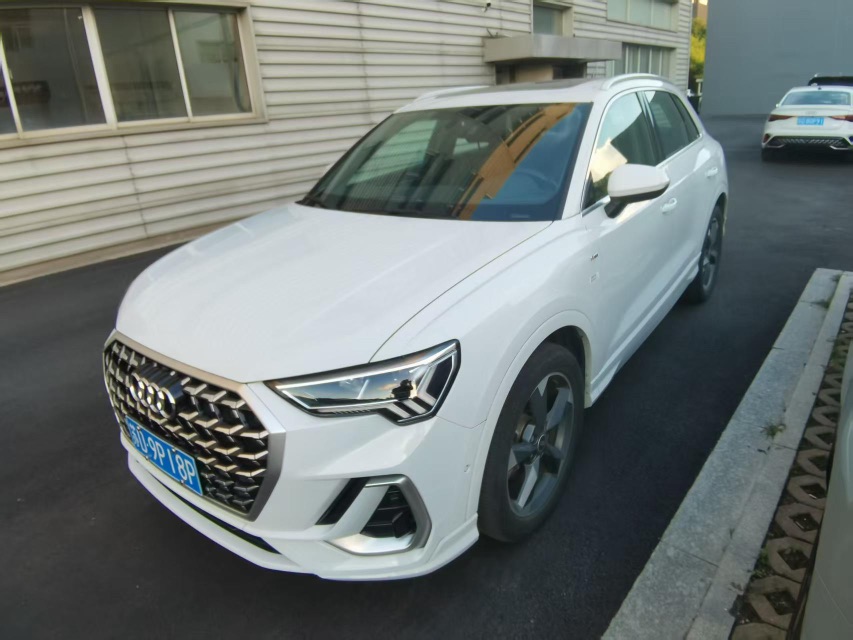 Audi Q3 2023 car image 