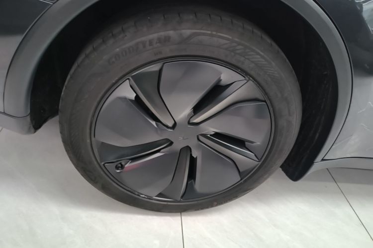 Tesla Model Y 2025 car image #10