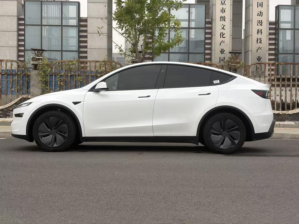 Tesla Model Y 2026 #4 Tesla Model Y 2026 صورة سيارة #4